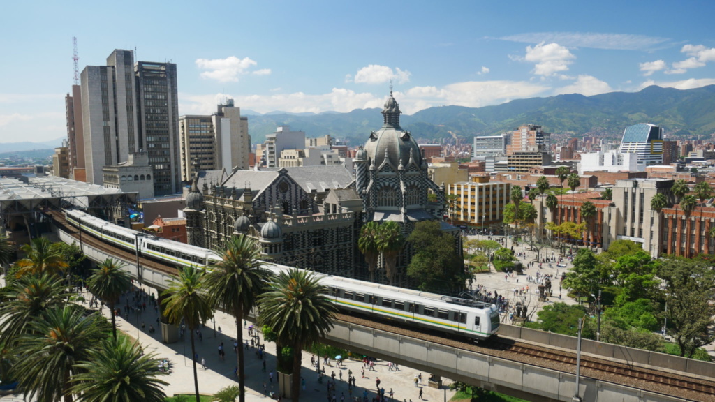 los 10 imprescindibles de Medellín ver la plaza de botero