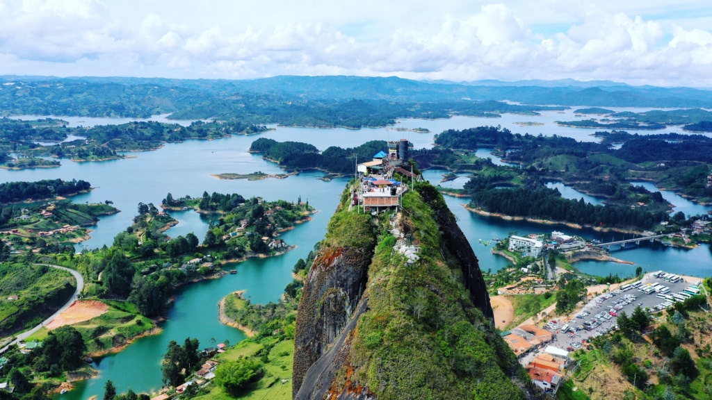 los 10 imprescindibles de Medellín subir la piedra del peñol