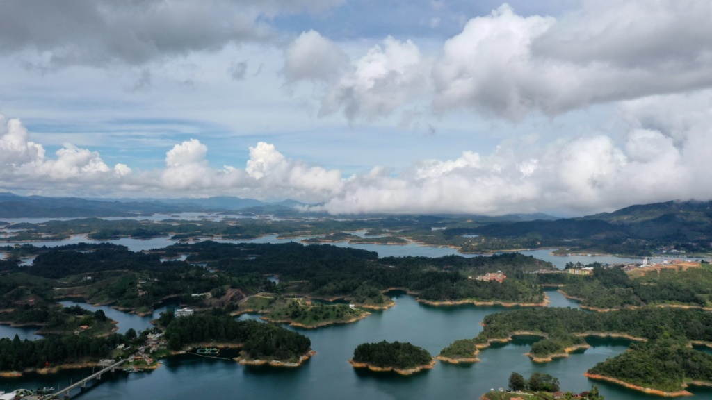 los 10 imprescindibles de Medellín disfrutar de las vistas del embalse del peñol desde lo alto de la roca