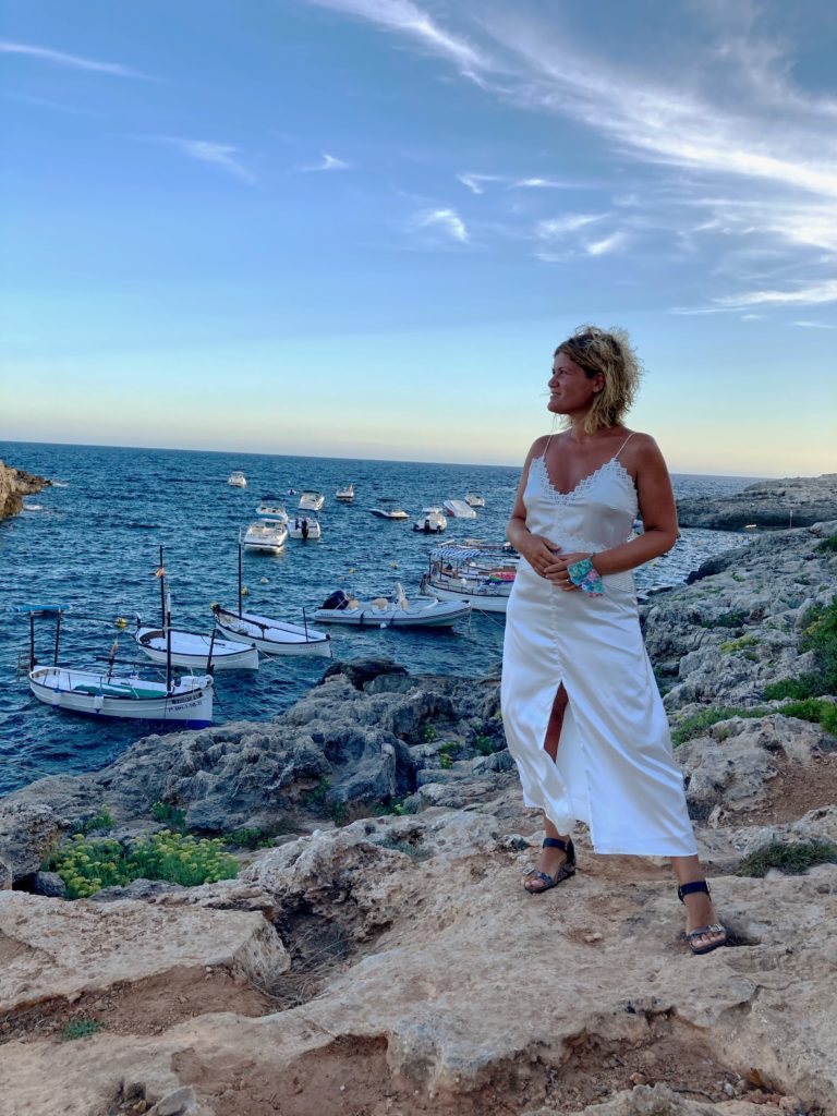ana_zapatillas en Menorca con vestido blanco