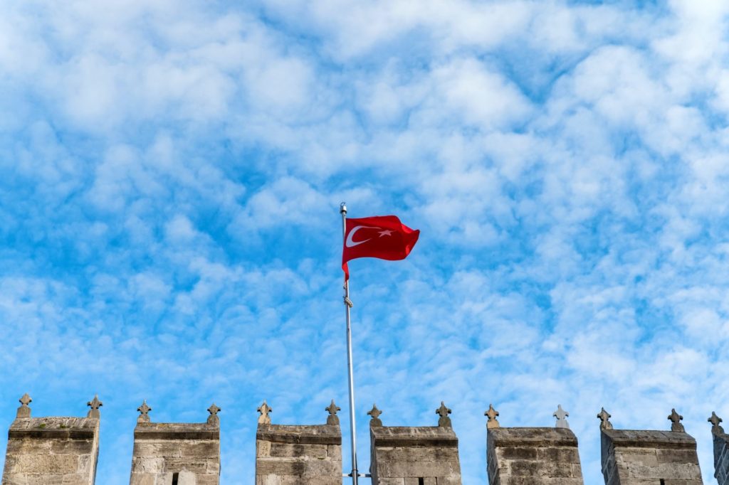 La bandera oficial de Turquía en la puerta de Topkapi