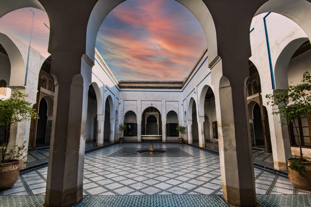 Palacio de la Bahía con azulejos árabes tradicionales y fuente, Marrakech en Marruecos.