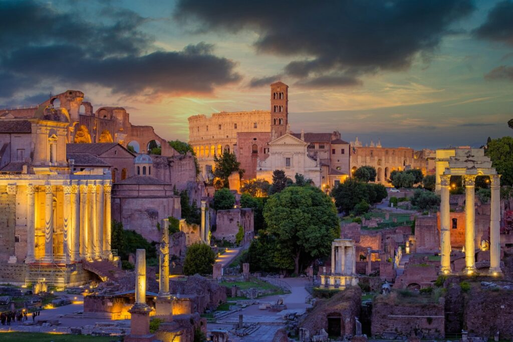 Foro Romano y Coliseo en Roma con un espectacular cielo colorido