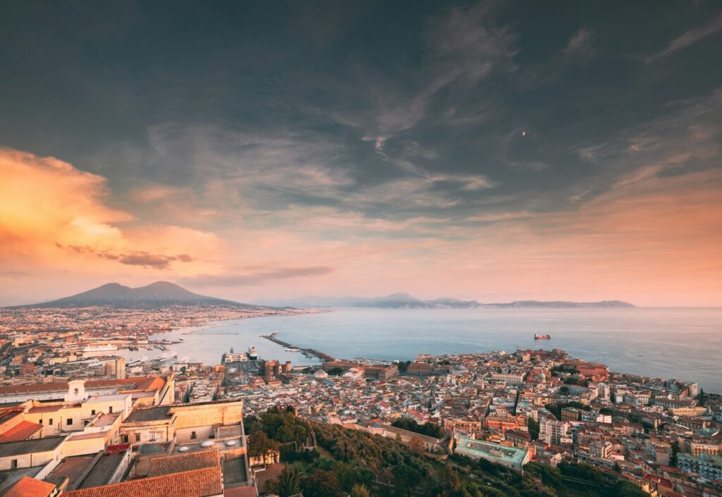 Nápoles, Italia. Paisaje urbano durante la puesta del sol.