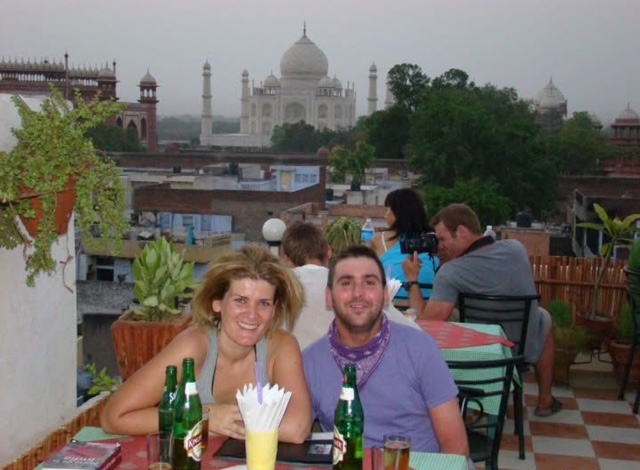 Qué ver en Agra y el Taj Mahal  @albert_zxm y @ana_zapatillas tomando una cerveza desde una terraza con vistas al taj mahal