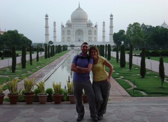 Qué ver en Agra y el Taj Mahal @ana_zapatillas y @albert_zxm en la puerta de entrada del Taj Mahal