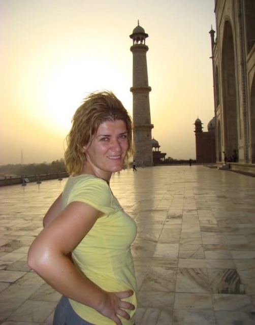 Qué ver en Agra y el Taj Mahal @ana_zapatillas  posando con camiseta amarilla al amanecer