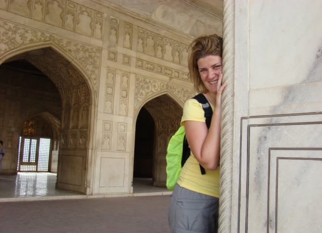 Qué ver en Agra y el Taj Mahal @ana_zapatillas  posando con camiseta amarilla 
