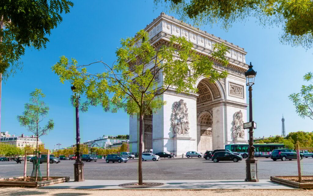 Avenida de los Campos Eliseos y el Arco de Triunfo en París.