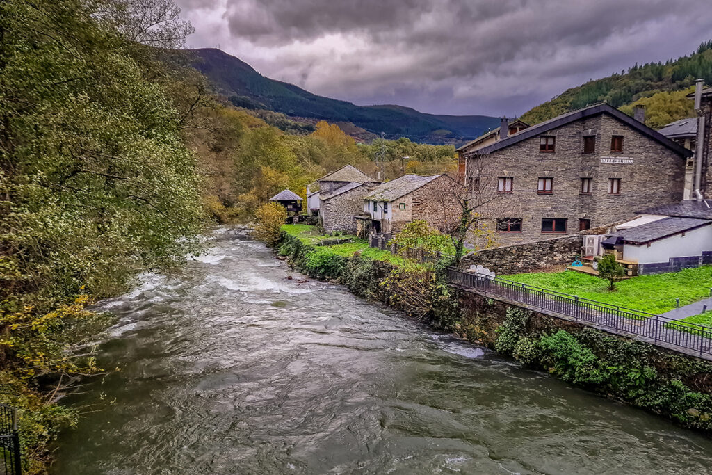 Ruta Pueblos Mágicos Asturias imagen del rio que se ve en Cecos.