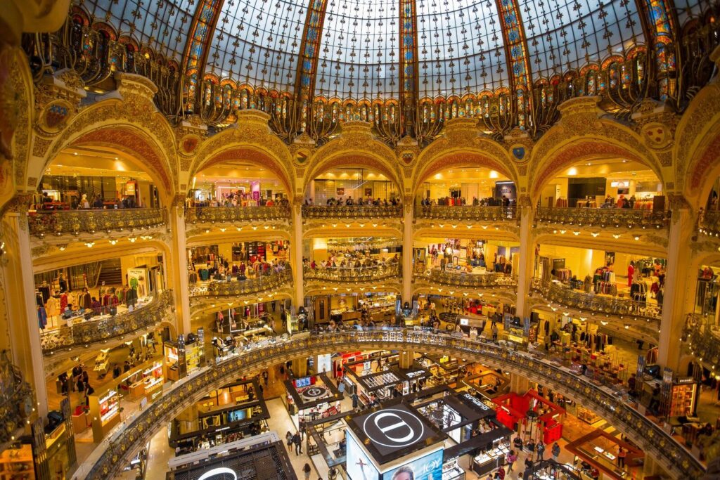 Interior de Galerías Lafayette , un lugar donde el lujo está presente en cada esquina, pero además es edificio es increible.