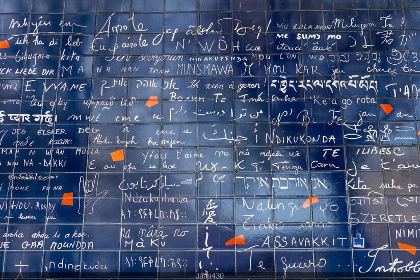 el muro de los besos, escrito en todos los idiomas es el lugar favorito de todos los enamorados. Está escrita la palabra "te quiero" en más de 300 idiomas.