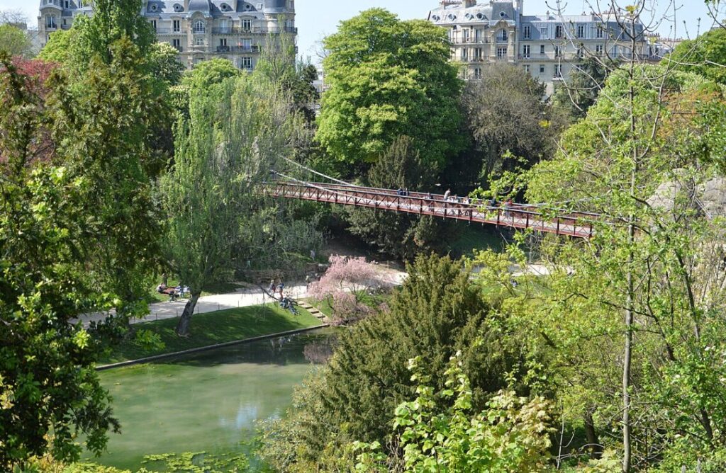 el parque des Buttes-Chaumont en Paris, un remanso de paz para descansar o hacer deporte.