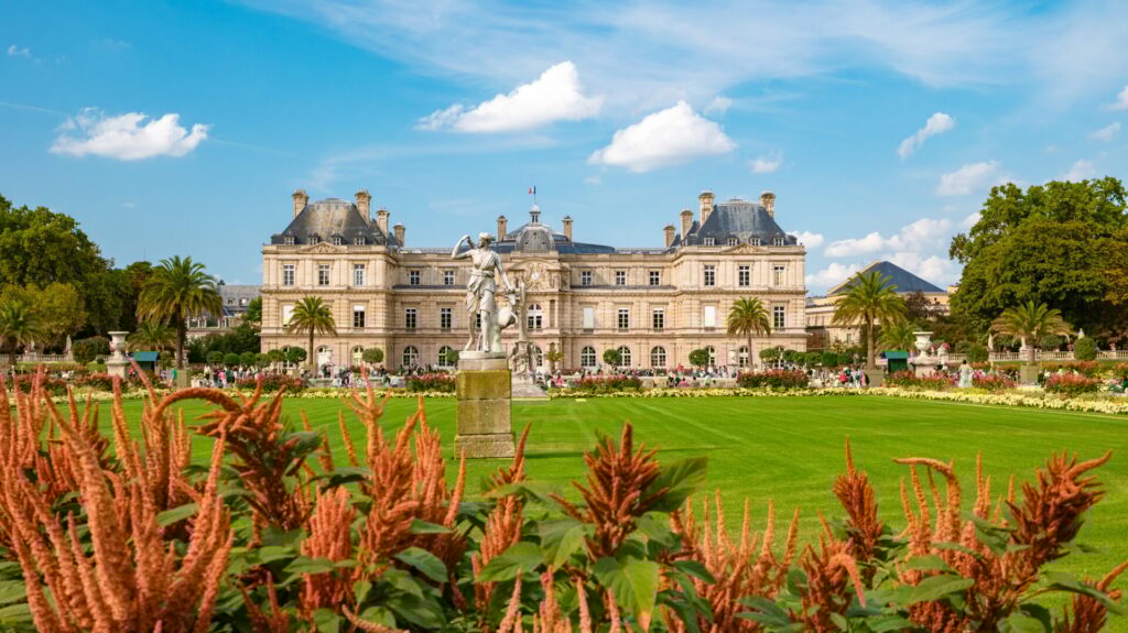 Le Jardin Luxembourg park en París es un remanso de paz para ir a relajarse, con unos jardines increibles.