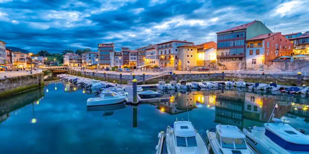 Rutas por Asturias: Harbour, City View, Llanes, Spain
