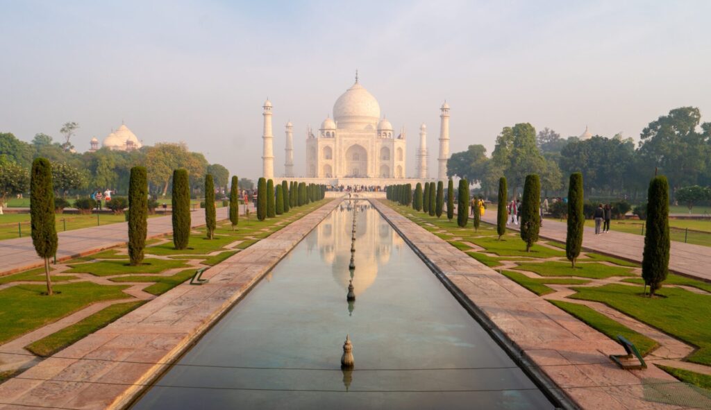 Qué ver en Agra y el Taj Mahal imagen desde la entrada del taj mahal con el reflejo en el agua del monumento Mesmerizing Taj Mahal at sunset in Agra, India