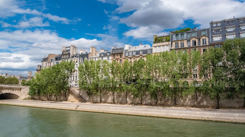 Un lugar icónico de París es la Bella Ile Sains - Louis, al lado de Notre Dame.