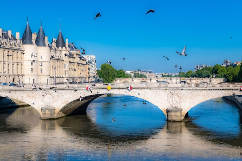  La Conciergerie es mucho más que una antigua prisión; es un testimonio vivo de la turbulenta historia francesa.