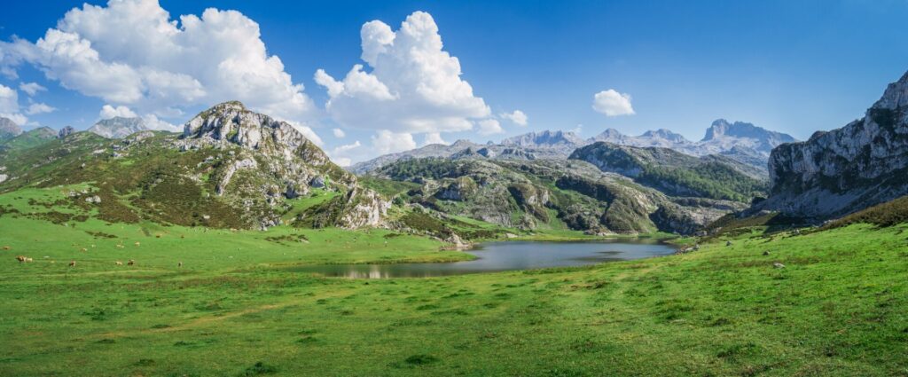 vista del lago de covadonga. View of Covadonga Lakes in Asturias, Spain against a cloudy blue sky