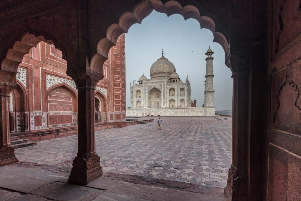 Qué ver en Agra y el Taj Mahal monumento de fondo desde una puerta de la entrada del edificio Taj Mahal framed