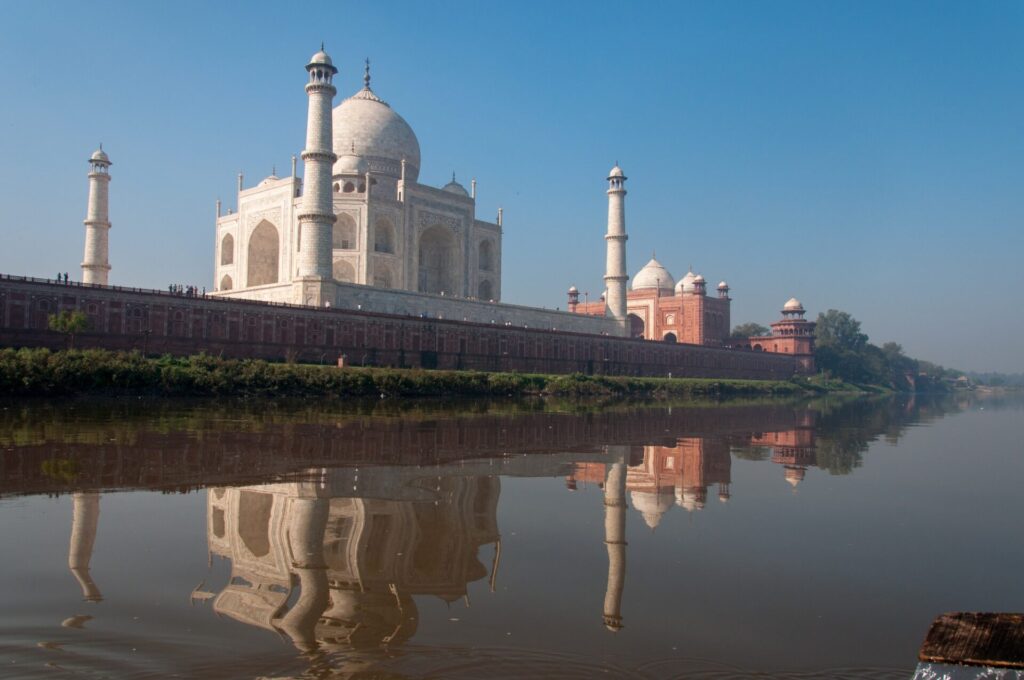 Qué ver en Agra y el Taj Mahal vista del monumento reflejada en el agua Taj Mahal from the river banks