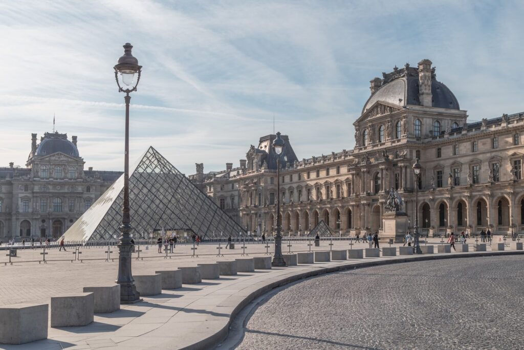qué ver en París en 2 días: The Louvre in Paris, the largest museum in the world