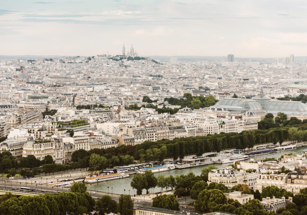 Vista panorámica de la Torre Eiffel de Paris, con las torres de Montmartre