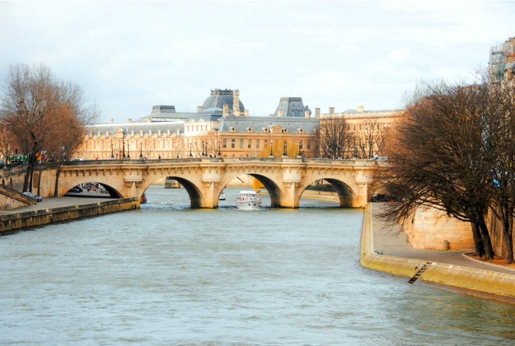 Vistas desde el rio Sena en París.