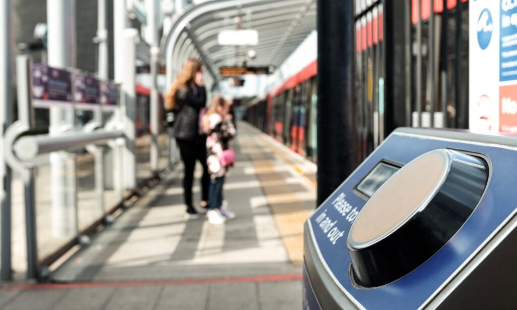 Cómo moverse por Londres: un lector de la tarjeta de Contactless  Contactless card reader machine for public transport in London.