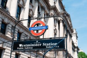 QUE VER EN LONDRES Low angle view of Underground sign in London. Britain, London, UK,