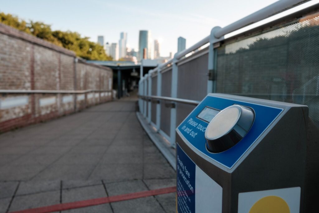 Cómo moverse por Londres: un lector de la tarjeta de Contactless  Oyster card reader counting passengers entering and exiting public transport station in london