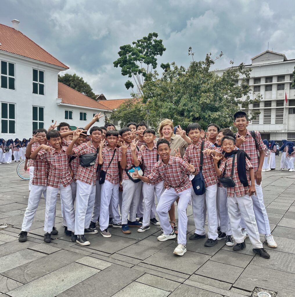 La amabilidad de Indonesia: Ana_zapatillas posando en una foto con un grupo de estudiantes en una plaza en Indonesia