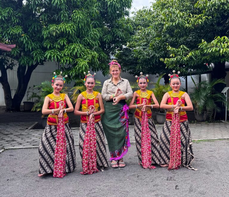 La amabilidad de Indonesia: Ana_zapatillas posa con una bailarinas de indonesia vestidas con ropa tradicional