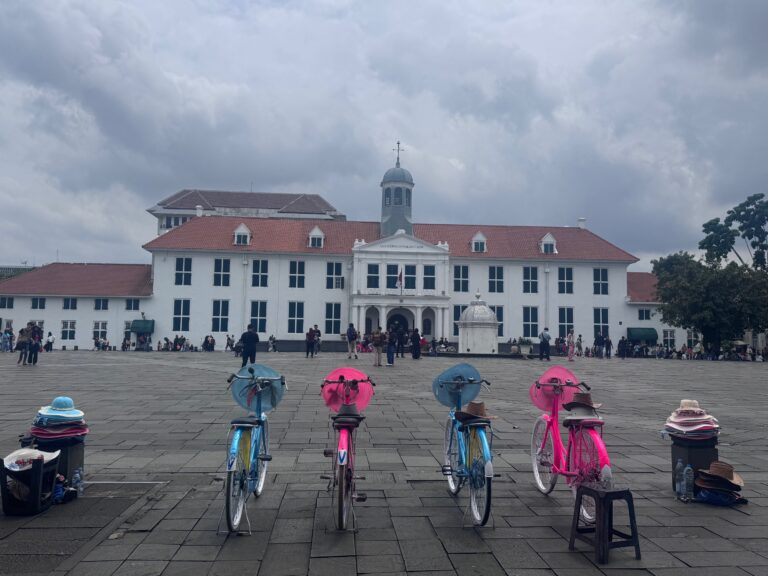 Plaza Fatahillah en Yakarta, uno de los destinos exóticos baratos ideales para escapadas románticas