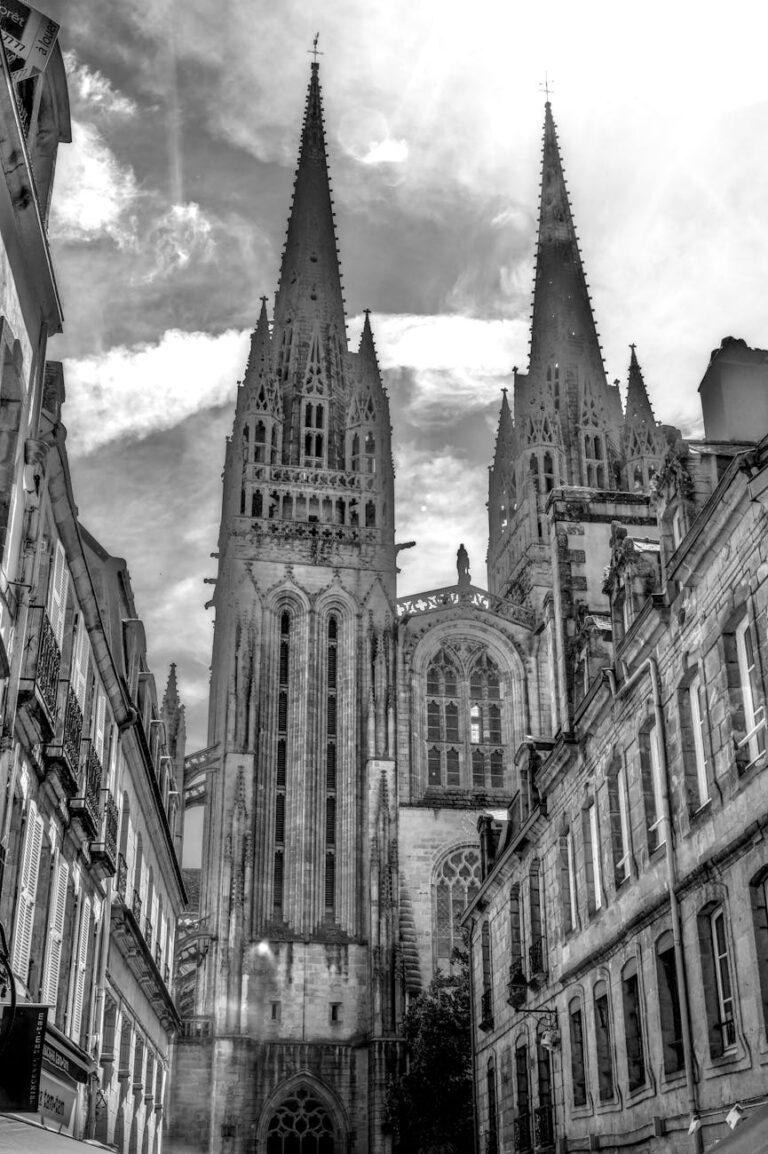 qué ver en nantes quimper gothic cathedral in black and white