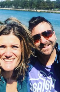 Ana_zapatillas_y_albert_zxm_posando_con_su_camara